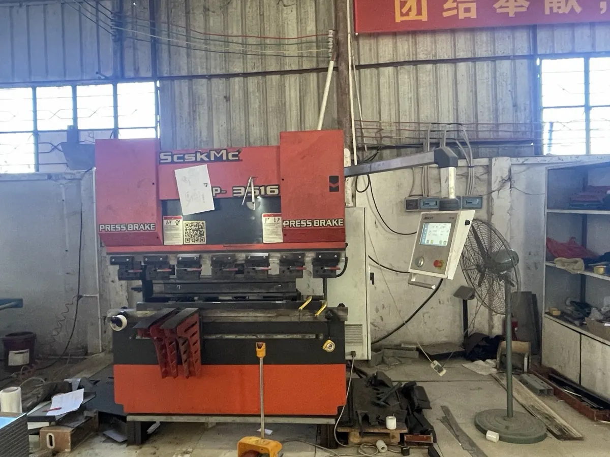 Hydraulic bending machine