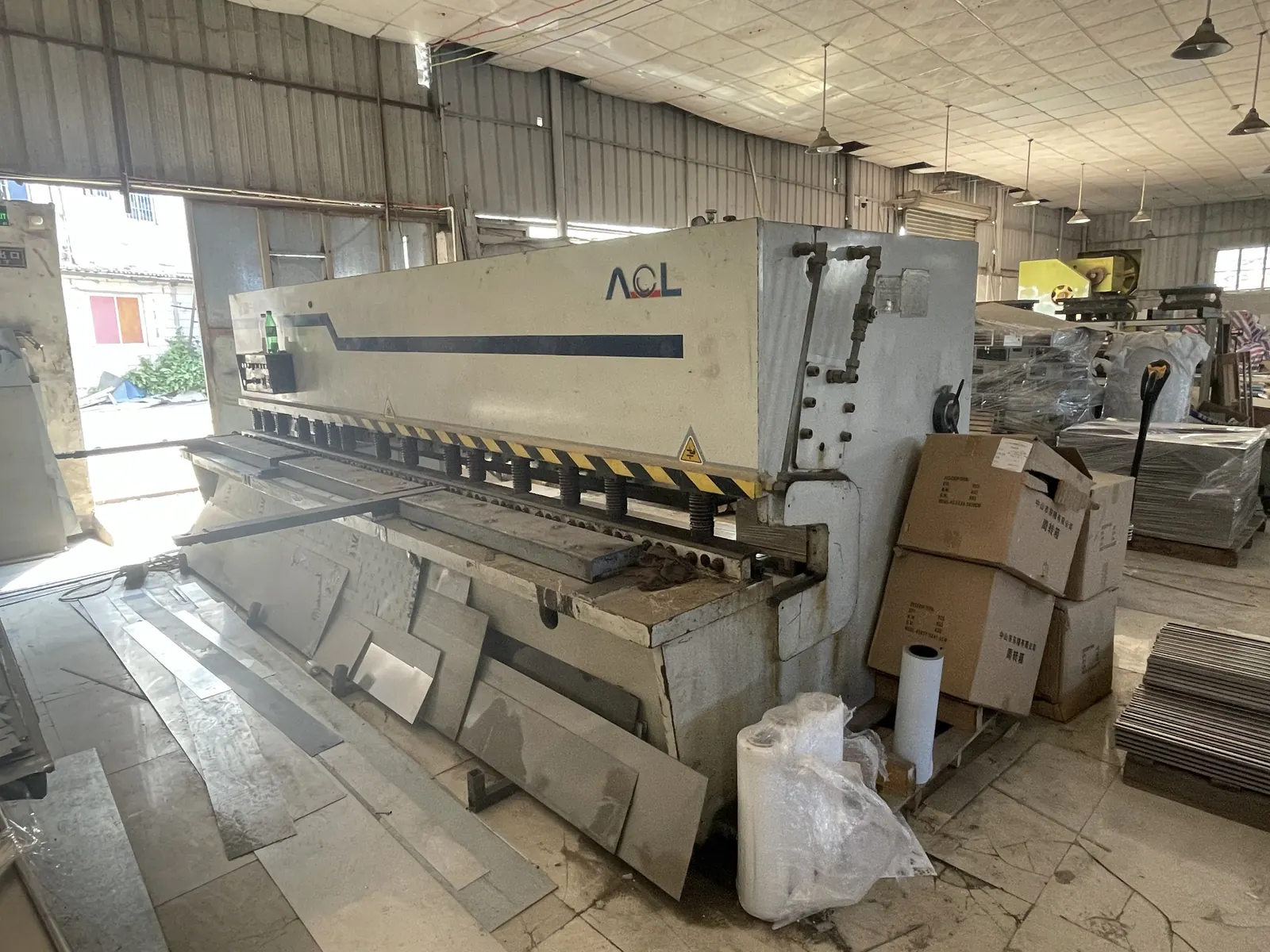 Hydraulic guillotine shear
