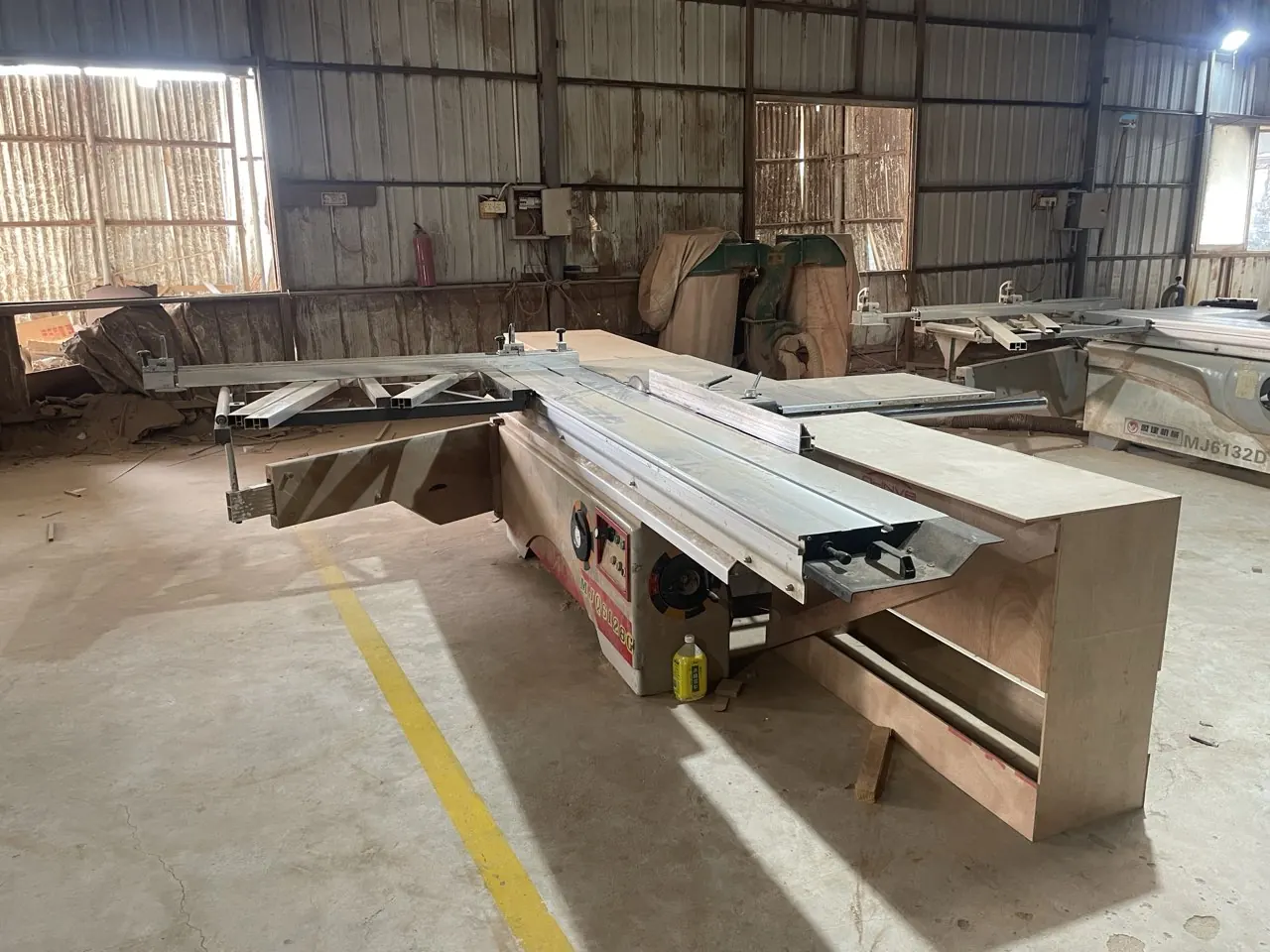 Sliding table saw